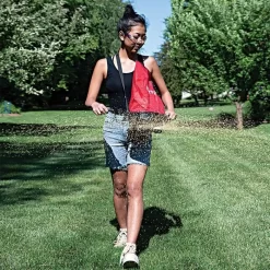 Earthway Hand Crank Spreader With 20lb Nylon Bag Hopper -Garden Tools e27 inuse vert